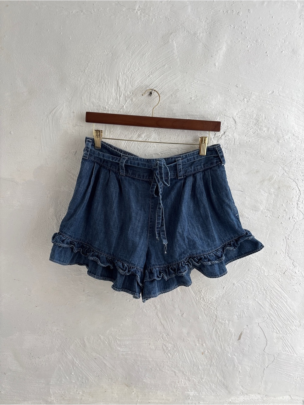 We The Free - cute baggy Denim Ruffle Shorts